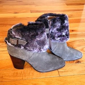 Excellent condition booties with faux faur!